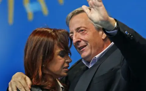 Néstor Kirchner junto a Cristina Fernández