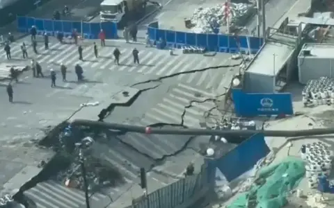 Momento cuando colapsa una ruta en China