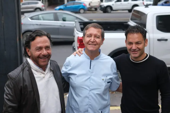 Biella junto a dos funcionarios