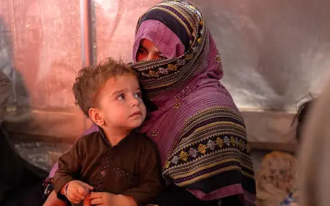Mujeres y niños, los más vulnerables del régimen talibán.