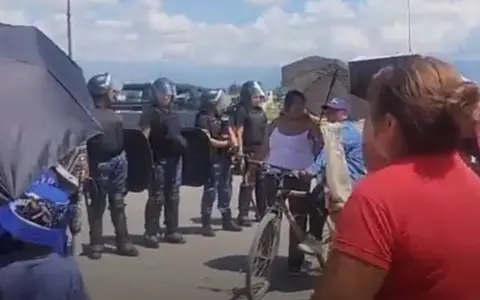 Vecinos y la policía en medio de la ruta 26