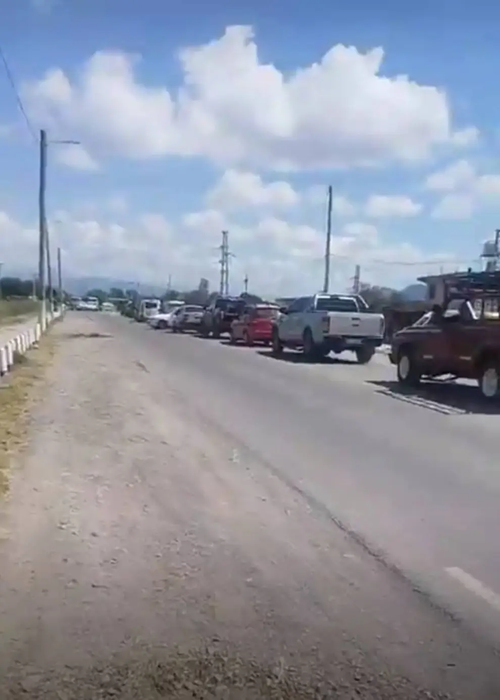 La fila de autos que se generó sobre la ruta