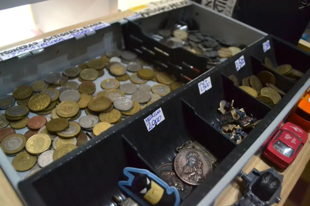 Monedas de todas las épocas, cospeles, medallas y pines
