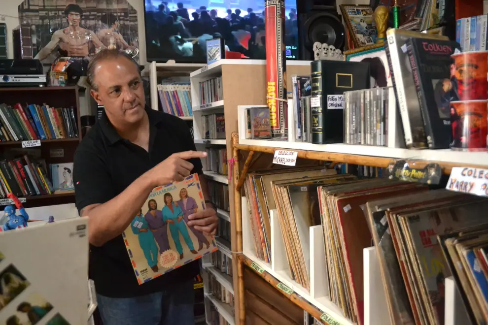 José Teruel mostrando los vinilos que tiene a disposición