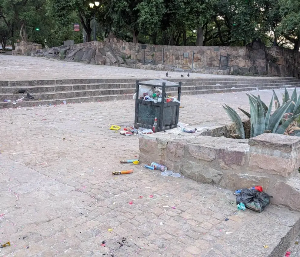 Denuncian irregularidades en la zona del Monumento a Güemes.