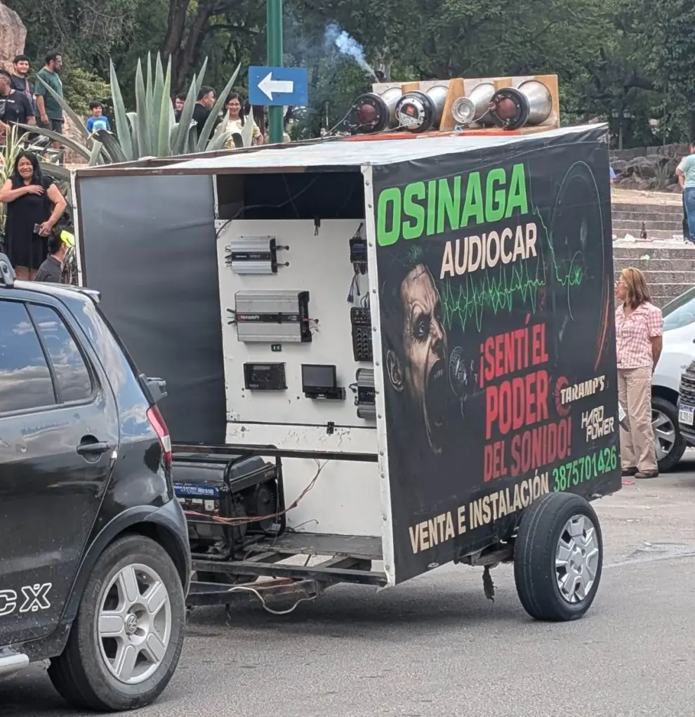 Denuncian irregularidades en la zona del Monumento a Güemes.