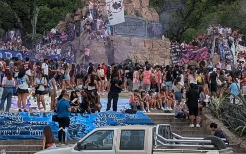 Denuncian irregularidades en la zona del Monumento a Güemes.