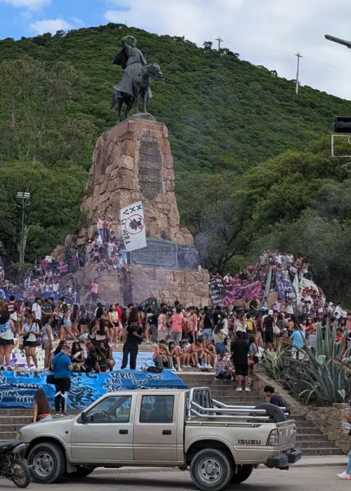 Denuncian irregularidades en la zona del Monumento a Güemes.
