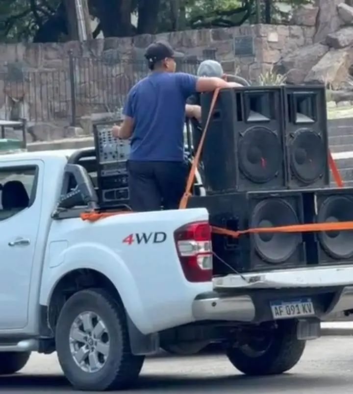 Denuncian irregularidades en la zona del Monumento a Güemes.