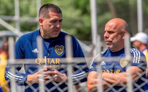 Mauricio "Chicho" Serna junto a Juan Román Riquelme en tiempos de Consejo de Fútbol.