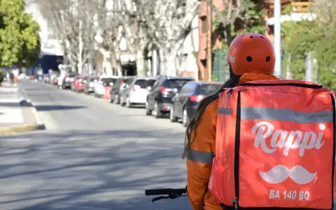 Trabajador repartidor de plataformas.