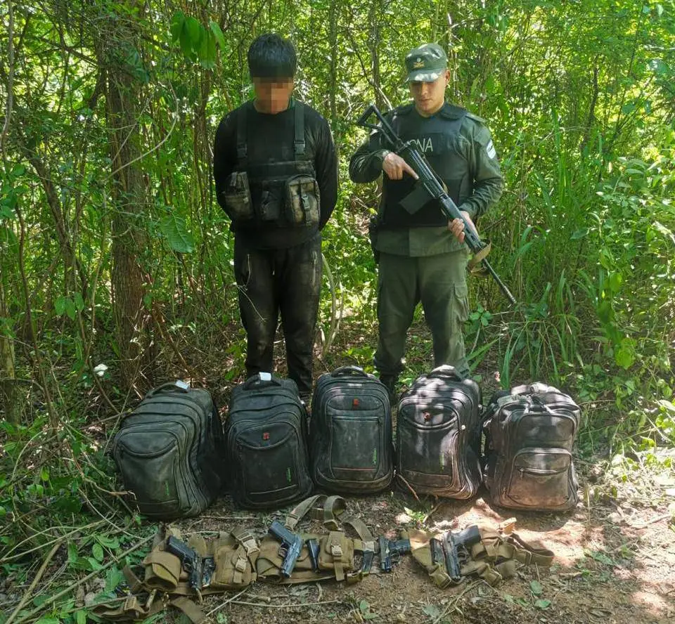 Detectan 61 kilos de cocaína y armas de fuego durante un patrullaje rural.