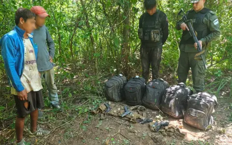 Detectan 61 kilos de cocaína y armas de fuego durante un patrullaje rural.