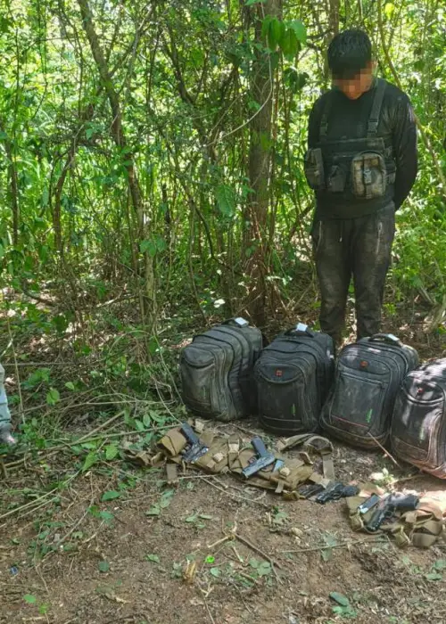 Detectan 61 kilos de cocaína y armas de fuego durante un patrullaje rural.