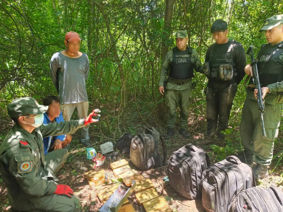 Detectan 61 kilos de cocaína y armas de fuego durante un patrullaje rural.