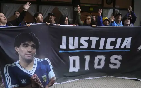 A más de cinco años de la muerte de Diego Armando Maradona, el usufructo de su imagen sigue dividiendo al que era su entorno