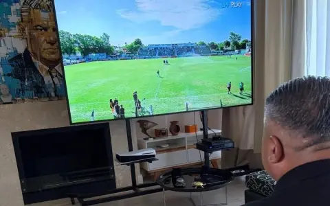 El presidente de la AFA, Claudio "Chiqui" Tapia, sentado en su cómodo sillón para ver San Miguel-Central Norte.