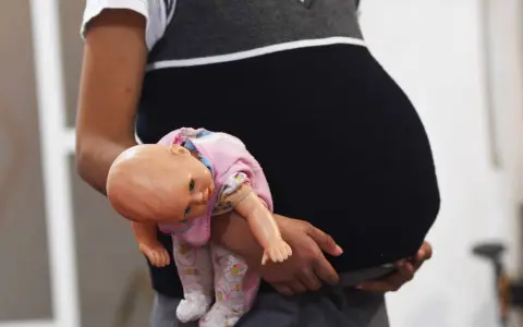 Violada y embarazada por su familia