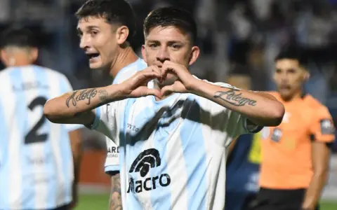 Lautaro Gordillo, autor de un doblete para el albo en la noche del Gigante, celebra dibujando un corazón con sus manos.