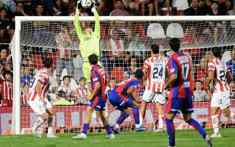 Orlando Gill descuelga una pelota del ángulo para salvar a San Lorenzo, que rescató un punto de Santa Fe.