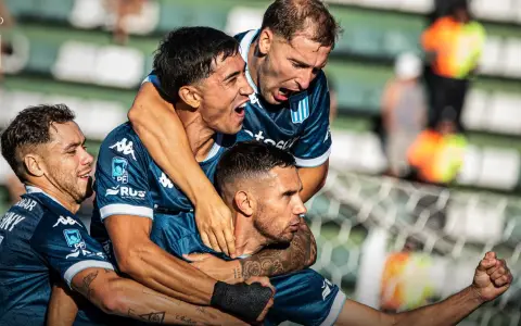 Todo Racing se une al festejo de Maravilla Martínez, que le bajó la persiana al partido con su gol de penal.