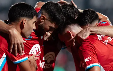 El festejo del pirata tras dar el golpe en Mendoza ante el único equipo que ostentaba puntaje perfecto.