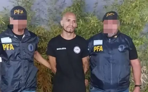 Uno de los acusados de arrojar bombas molotv en el Congreso.