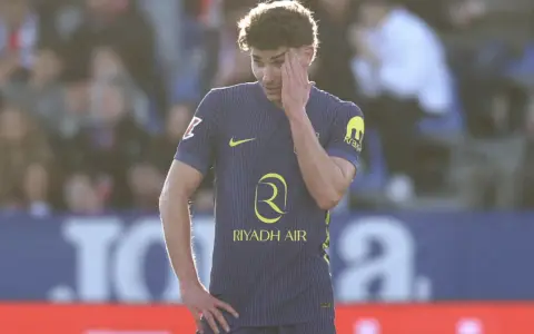 Julián Álvarez, quien ingresó en el segundo tiempo, no puede dar crédito a la goleada en contra que resibió el Aleti.