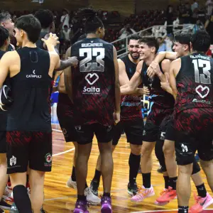 ¡Triunfo épico! Salta Basket venció a Barrio Parque con un triple casi sobre la chicharra: Mirá el momento explosivo