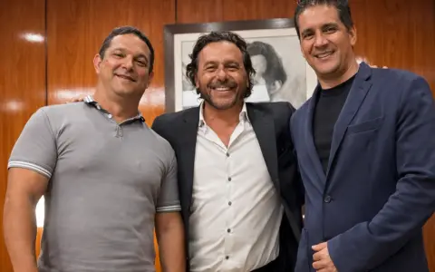 Gustavo Sáenz con los legisladores González y Álvarez