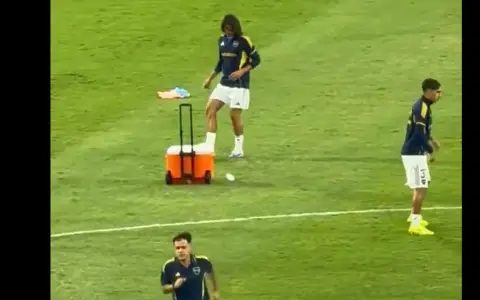 La actitud de Cavani en el calentamiento enfureció a muchos hinchas de Boca.