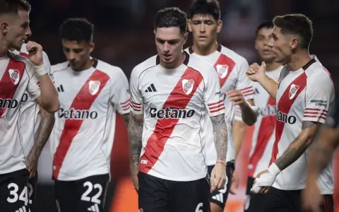 Un River alicaído y urgido enfrenta a Ciudad Bolívar en su presentación en la Copa Argentina 2026