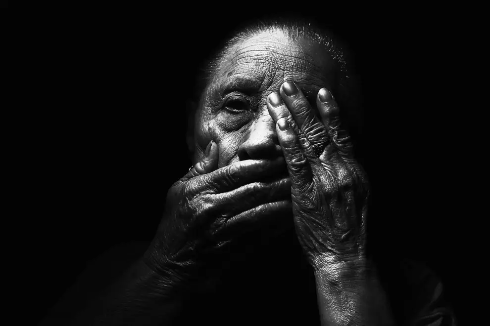 mujer, viejo, envejecido, oscuro, rostro, las manos, luz, anciano, arrugado, la piel arrugada, la cara llena de arrugas, anciana, monocromo, en blanco