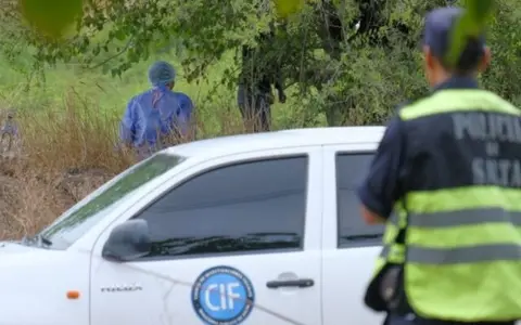 Intensa búsqueda del presunto femicidia de Campo Quijano.
