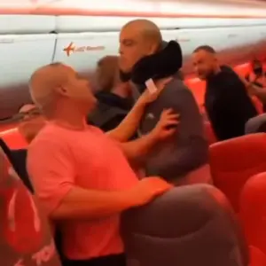 Escándalo en pleno vuelo: dos pasajeros ebrios desataron una violenta pelea y fueron vetados de por vida