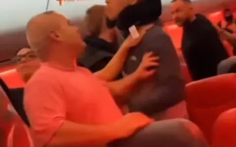 Feroz pelea en un vuelo a Turquía