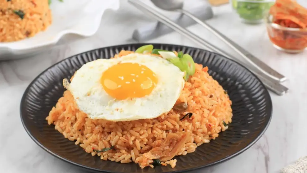 El equilibrio en las proporciones de arroz y huevo es fundamental para obtener el máximo beneficio nutricional.