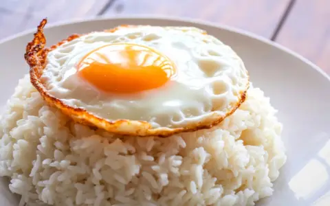 La simplicidad de los ingredientes y la facil preparación convierten al arroz con huevo en una herramienta clave para una alimentación equilibrada.