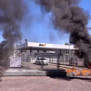 Despidos masivos en Fate: 15 trabajadores ocupan la planta en defensa de sus puestos y el presidente se involucra en el conflicto