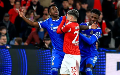 Vinicius jr y  el argentino Gianluca Prestianni
