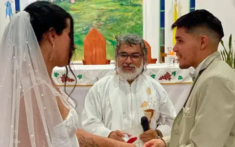 Solange Ayala e Isaías Díaz junto al padre Fernando Luis Gómez en Corrientes