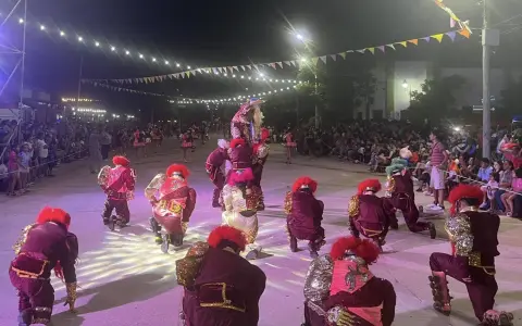 La gente disfrutando del corso de Apolinario Saravia, una de las alternativas que tuvieron para el carnaval.