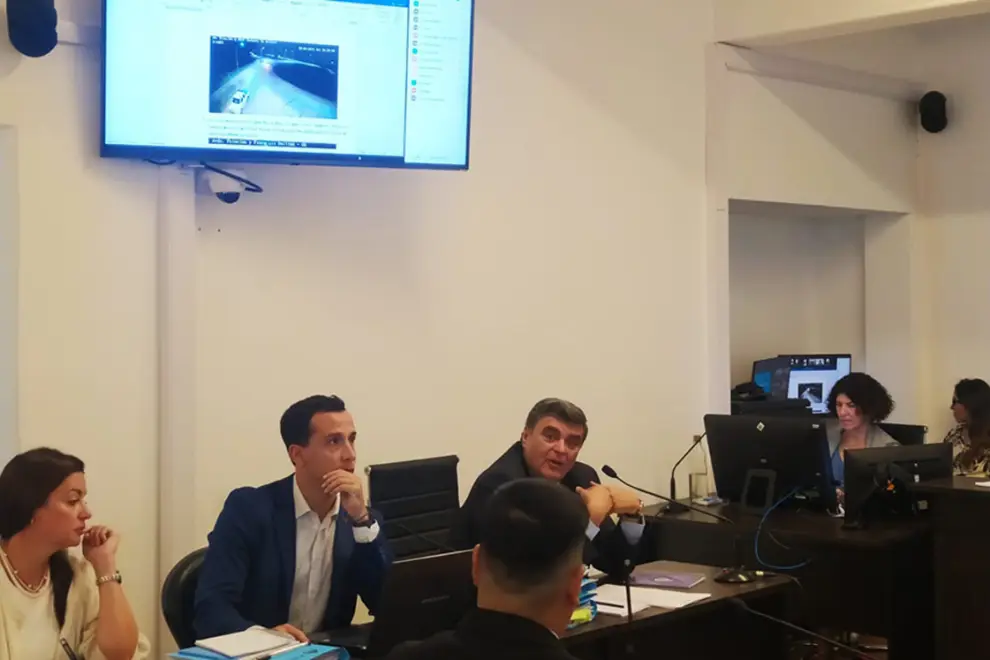 El fiscal Ricardo Toranzos interroga al testigo durante el juicio