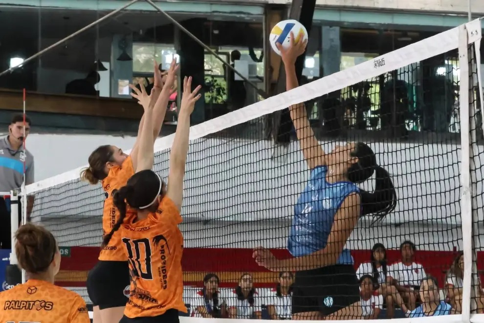 Las chicas de Gimnasia pelearon hasta el último y se impusieron en tie break