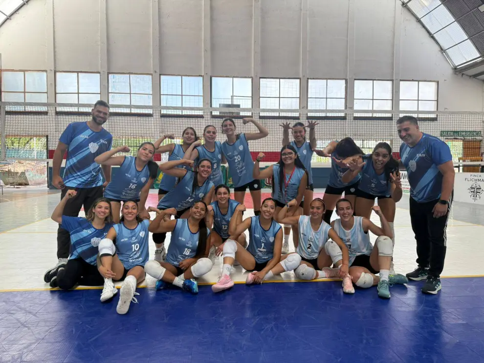 La alegría del plantel tras el triunfo en el debut