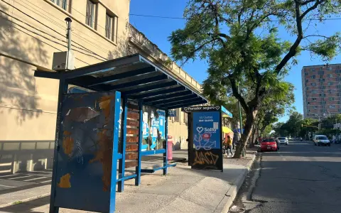 Parada de colectivos sin pasajeros