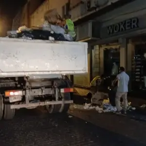 Sancionaron a los comercios que sacaron la basura pese al paro nacional