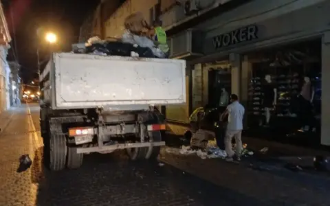 Sancionaron a los comercios que sacaron la basura pese al paro nacional 