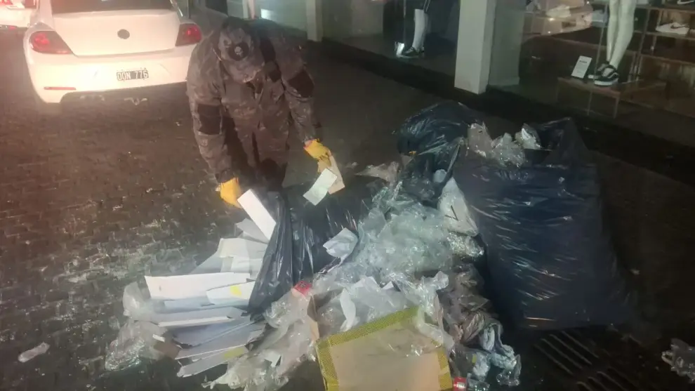 Sancionaron a los comercios que sacaron la basura pese al paro nacional