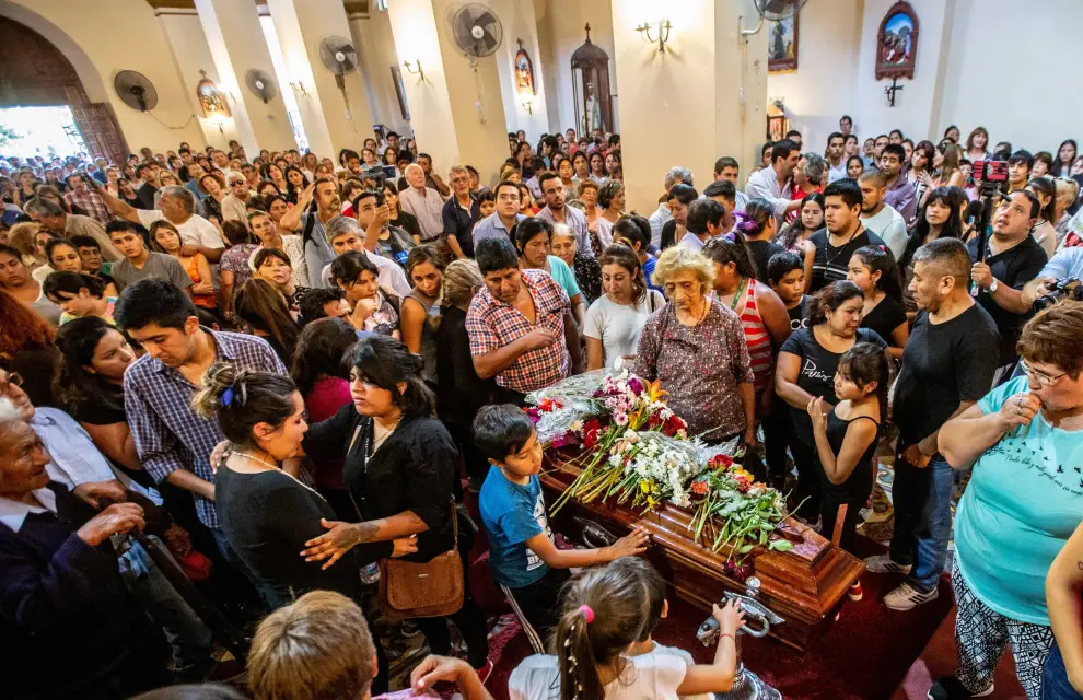 Rosario de la Frontera despidió al pequeño Santino asesinado en Puerto Deseado
Consternación y un profundo dolor de un pueblo. (2020_02_26)